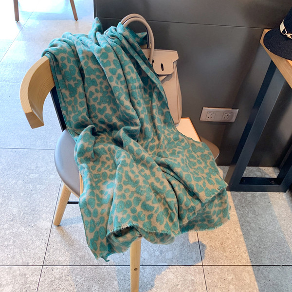 Veliki ženski šal s leopard uzorkom u zelenoj boji