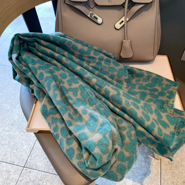 Veliki ženski šal s leopard uzorkom u zelenoj boji
