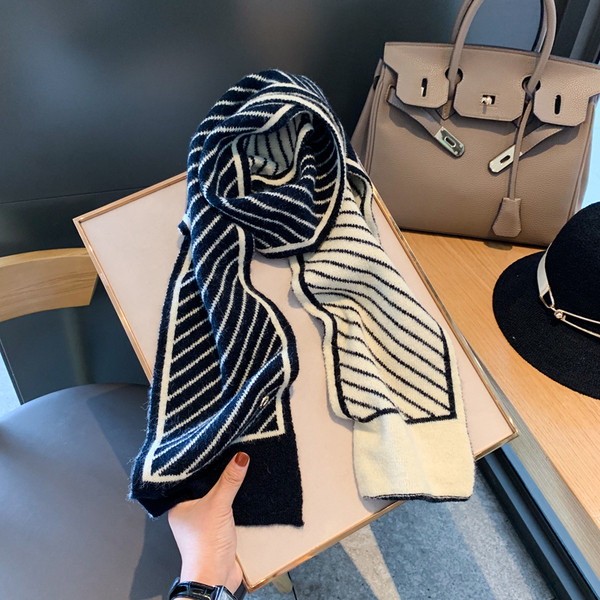 Pleteni ženski šal za zimu pravokutnog oblika