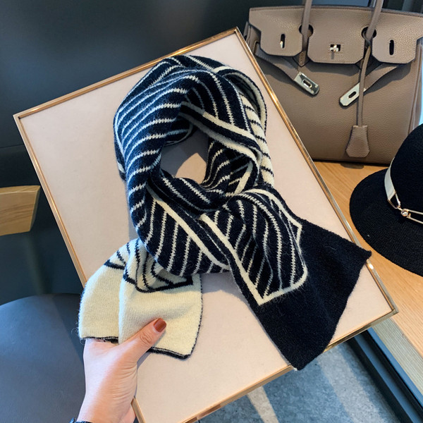 Pleteni ženski šal za zimu pravokutnog oblika