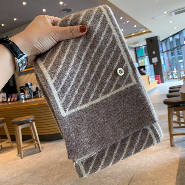 Pleteni ženski šal za zimu pravokutnog oblika