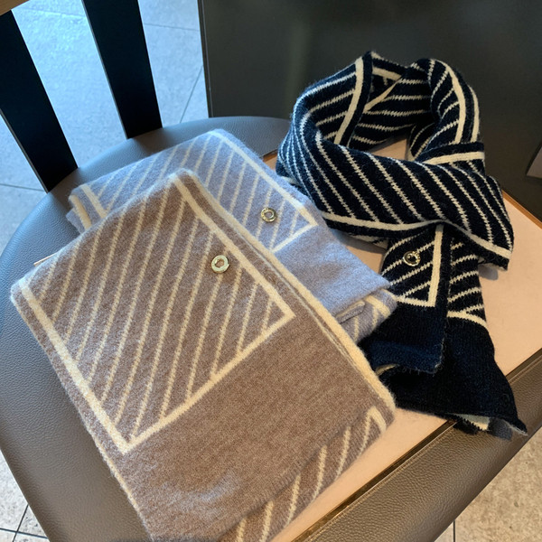 Pleteni ženski šal za zimu pravokutnog oblika