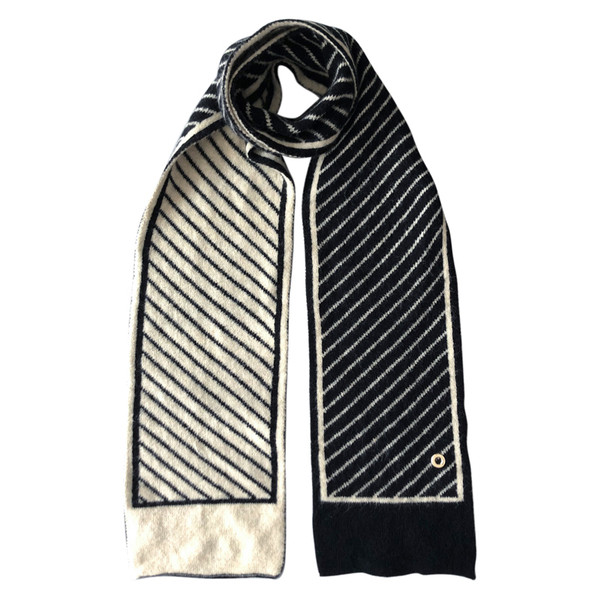 Pleteni ženski šal za zimu pravokutnog oblika