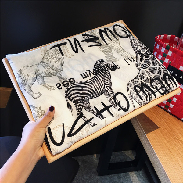 Női aktuális sál fekete-fehér színben, feliratokkal