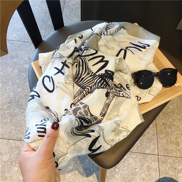 Női aktuális sál fekete-fehér színben, feliratokkal