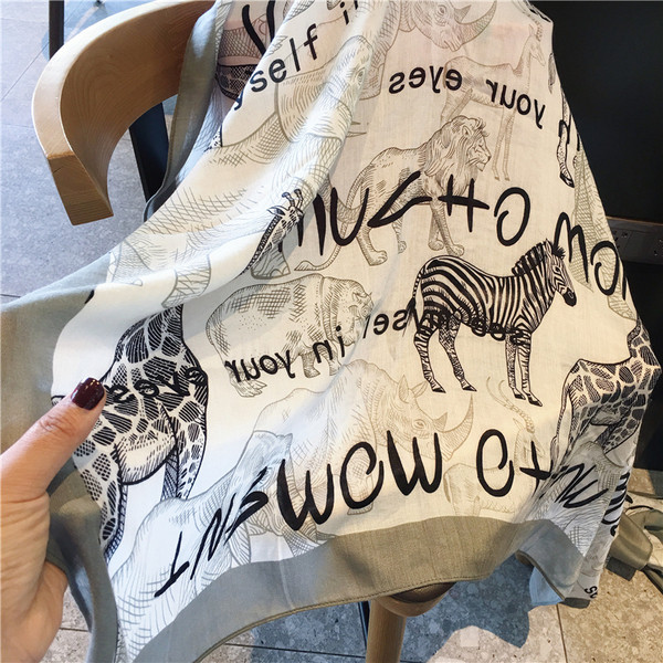 Női aktuális sál fekete-fehér színben, feliratokkal