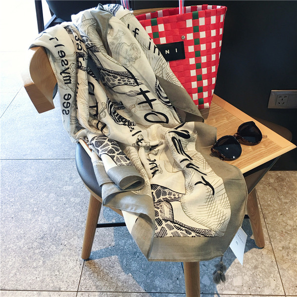 Női aktuális sál fekete-fehér színben, feliratokkal