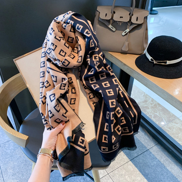 Stílusos női sál két oldallal, télre is alkalmas