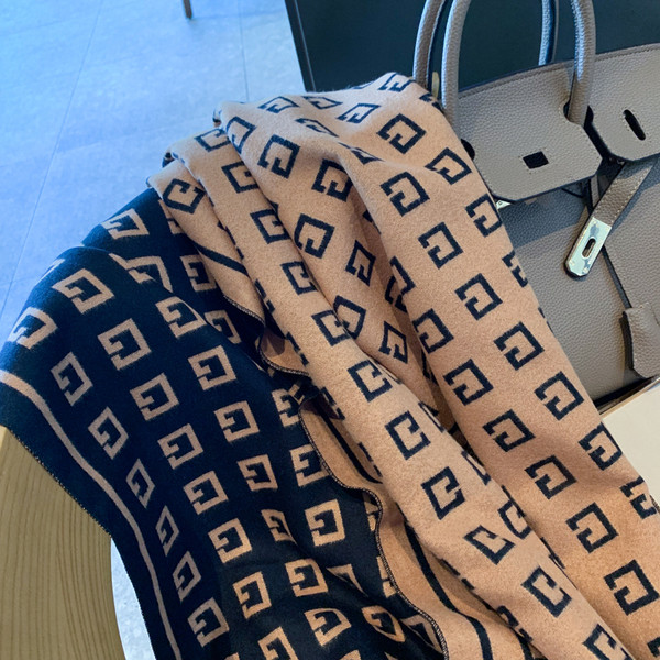 Stílusos női sál két oldallal, télre is alkalmas