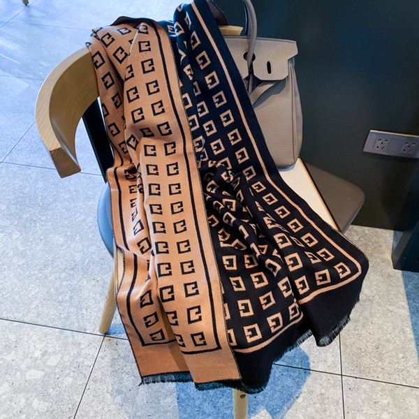 Stílusos női sál két oldallal, télre is alkalmas