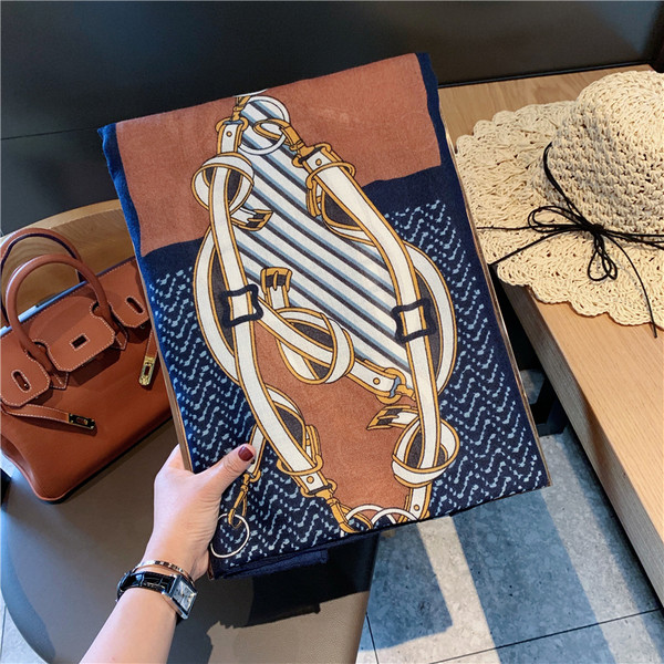 Moderni ženski šal s uzorkom