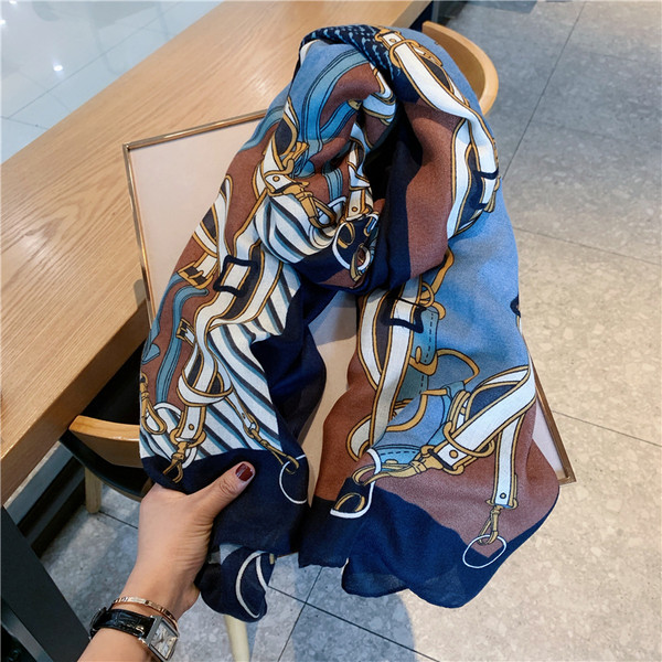 Moderni ženski šal s uzorkom