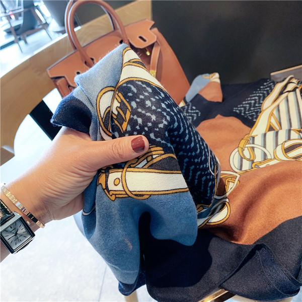 Moderni ženski šal s uzorkom