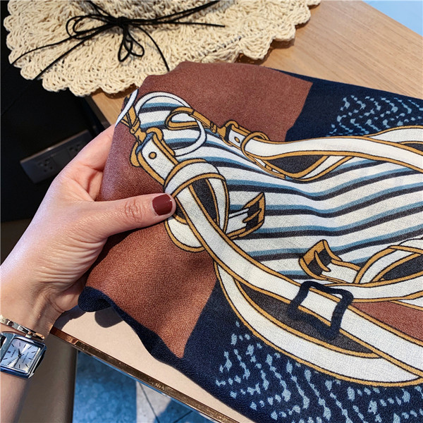 Moderni ženski šal s uzorkom