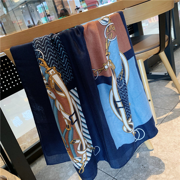 Moderni ženski šal s uzorkom