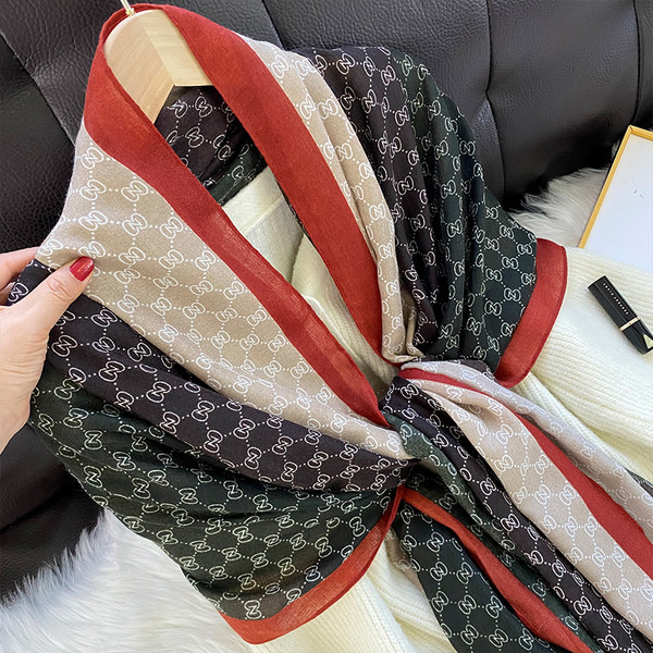 Alkalmi női sál különböző színekben, őszre és télre egyaránt