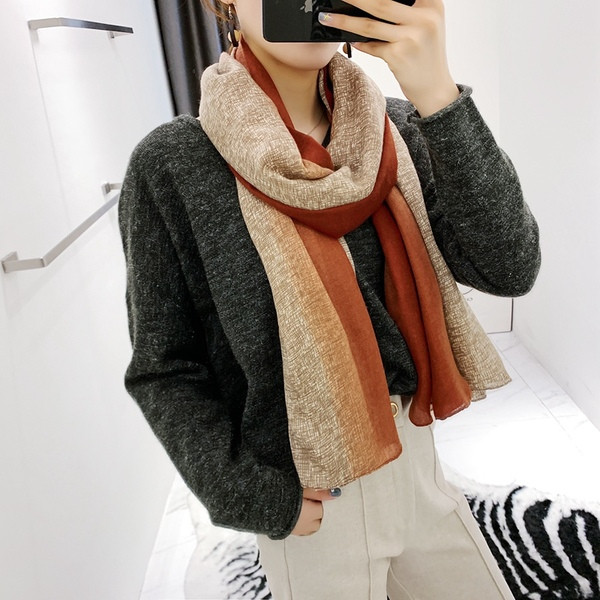 Tiszta női sál irizáló színekben