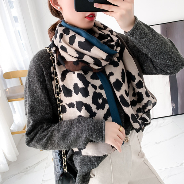 Meleg, állatmintás női sál - alkalmas őszre és télre