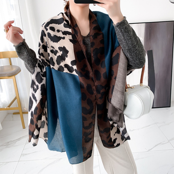Meleg, állatmintás női sál - alkalmas őszre és télre