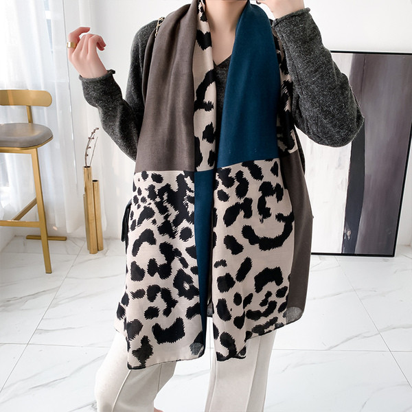 Meleg, állatmintás női sál - alkalmas őszre és télre