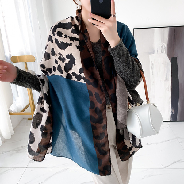 Meleg, állatmintás női sál - alkalmas őszre és télre