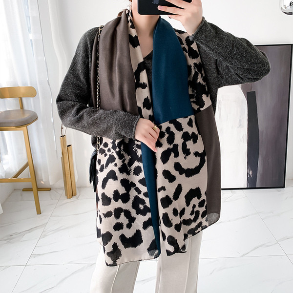 Meleg, állatmintás női sál - alkalmas őszre és télre