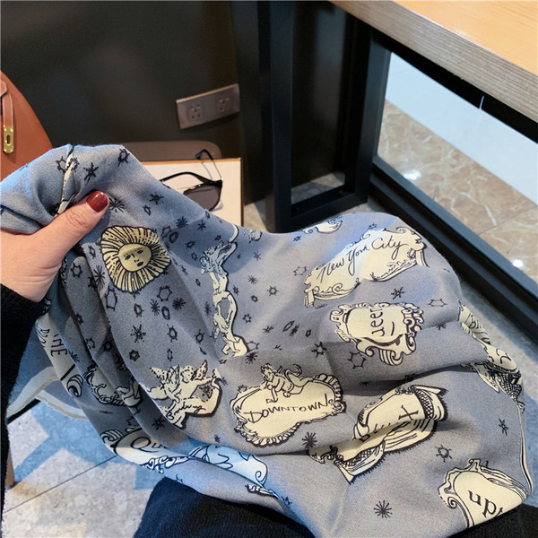 Modern női sál kék felirattal