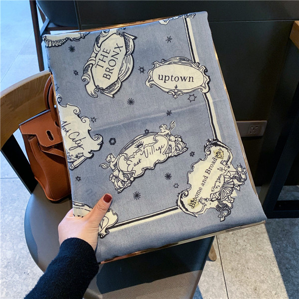 Modern női sál kék felirattal