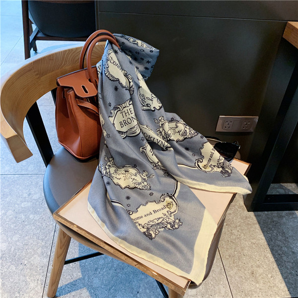 Modern női sál kék felirattal