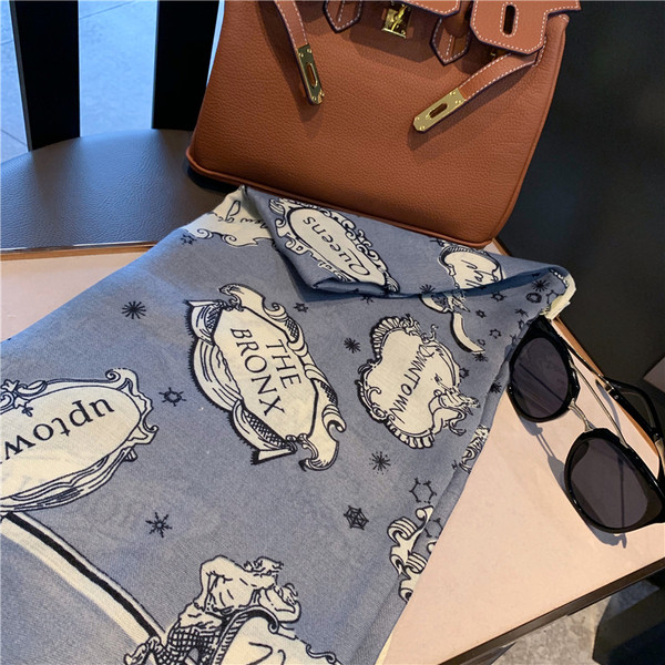 Modern női sál kék felirattal