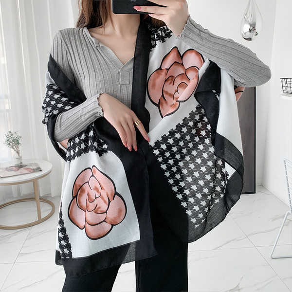 Elegáns női sál virág díszítéssel