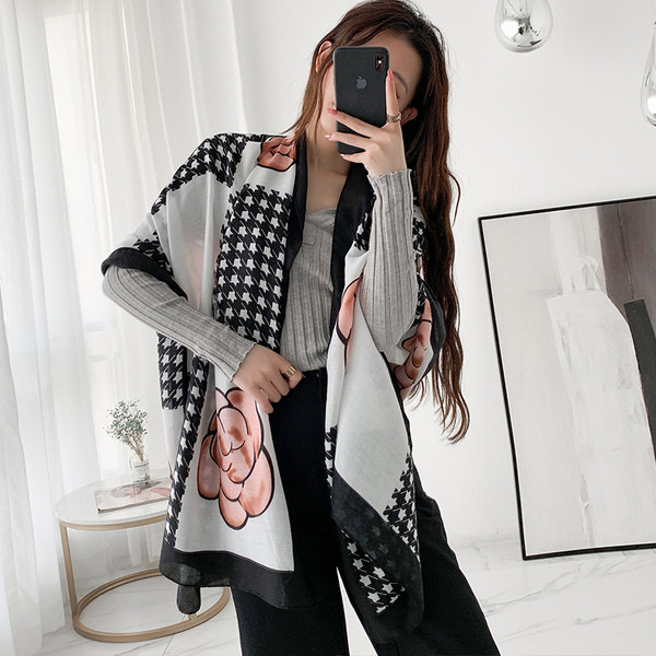 Elegáns női sál virág díszítéssel