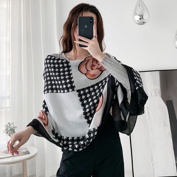 Elegáns női sál virág díszítéssel