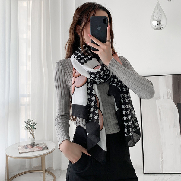 Elegáns női sál virág díszítéssel