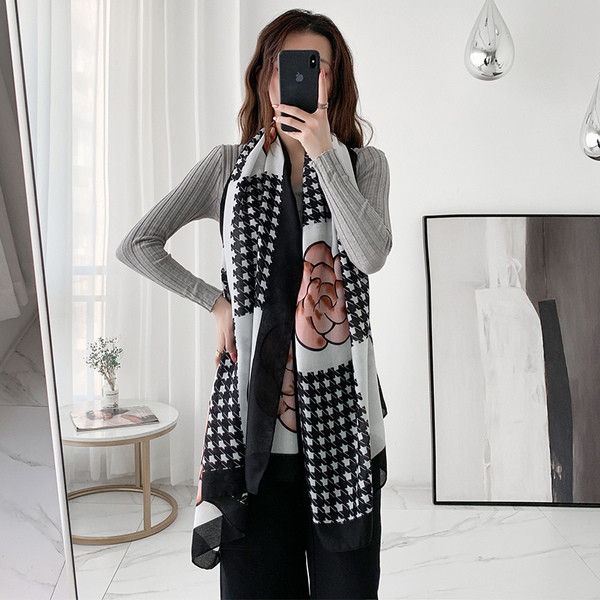 Elegáns női sál virág díszítéssel