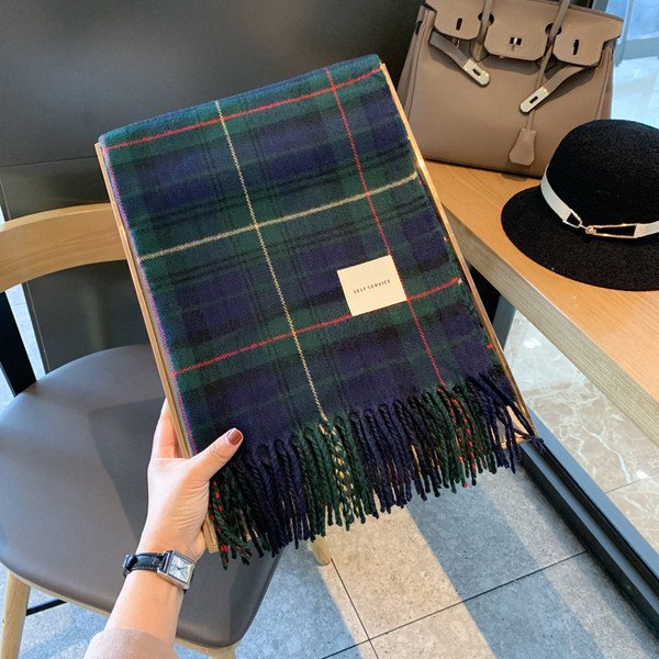 Hétköznapi meleg női téli sál rojtokkal