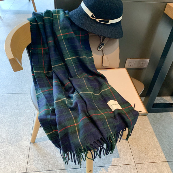 Hétköznapi meleg női téli sál rojtokkal