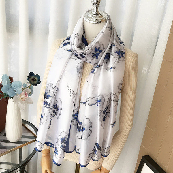 Kétoldalas női hosszú sál virágokkal