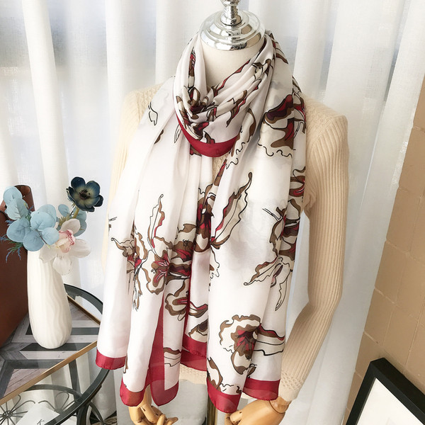 Kétoldalas női hosszú sál virágokkal