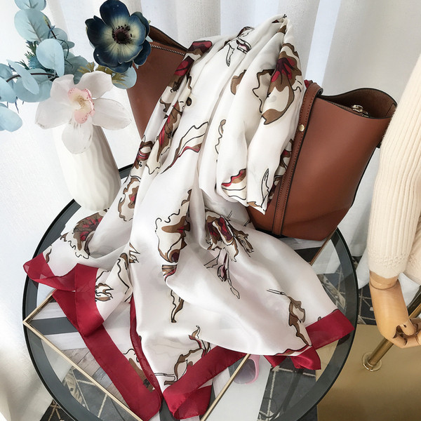 Kétoldalas női hosszú sál virágokkal