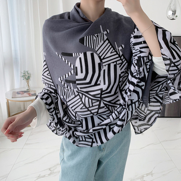 Γυναικείο μοντέρνο κασκόλ από ελαφρύ ύφασμα σε τρία χρώματα