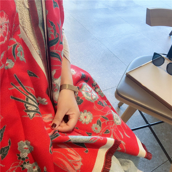 Novi model velike ženske marame sa cvjetnim motivima