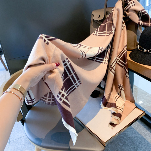 Női téli sál bézs színben és színes nyomattal