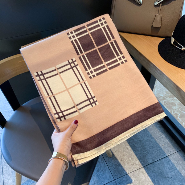 Női téli sál bézs színben és színes nyomattal