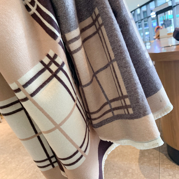 Női téli sál bézs színben és színes nyomattal