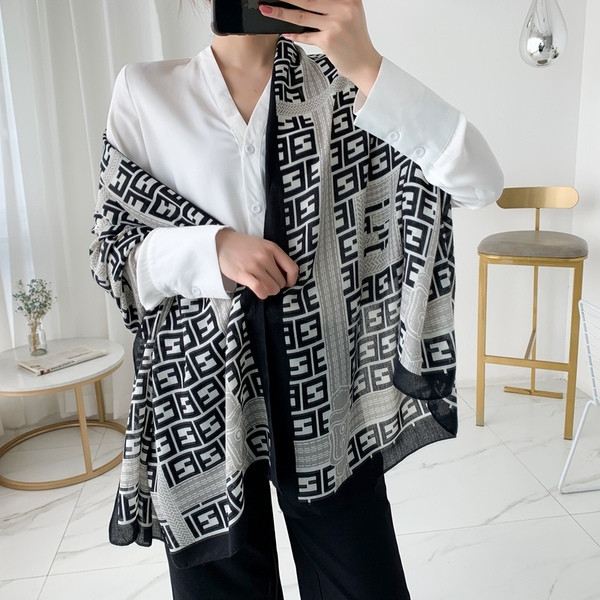 Elegáns női sál figurális nyomattal, három színben