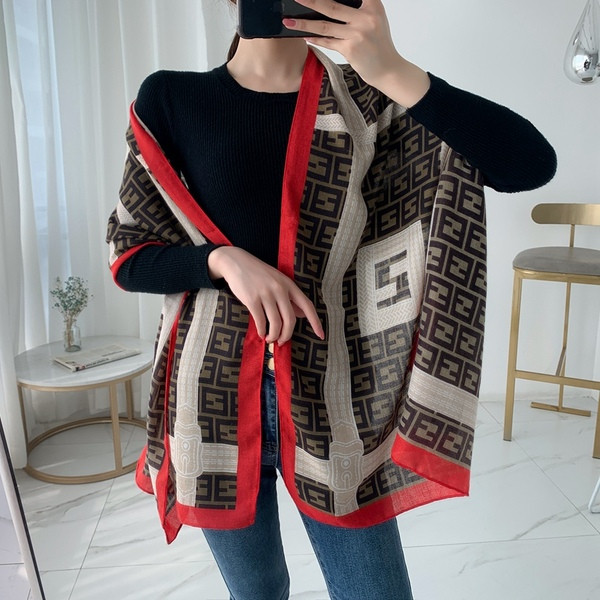 Elegáns női sál figurális nyomattal, három színben