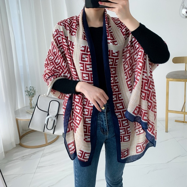 Elegáns női sál figurális nyomattal, három színben