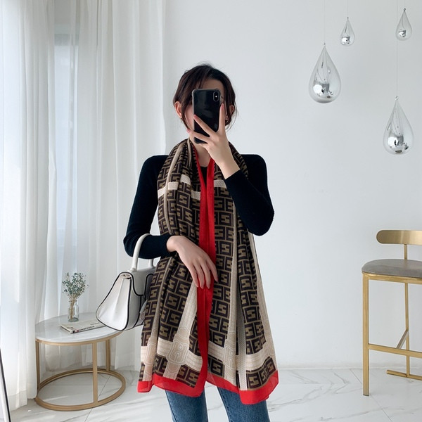 Elegáns női sál figurális nyomattal, három színben