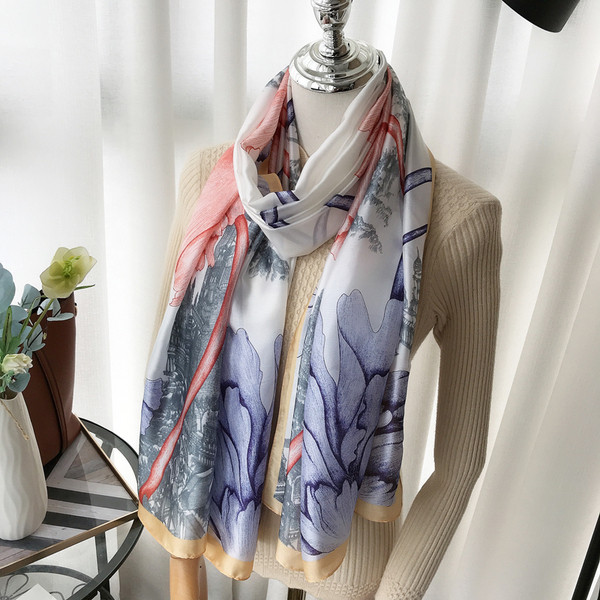 Színes női sál virágmintával